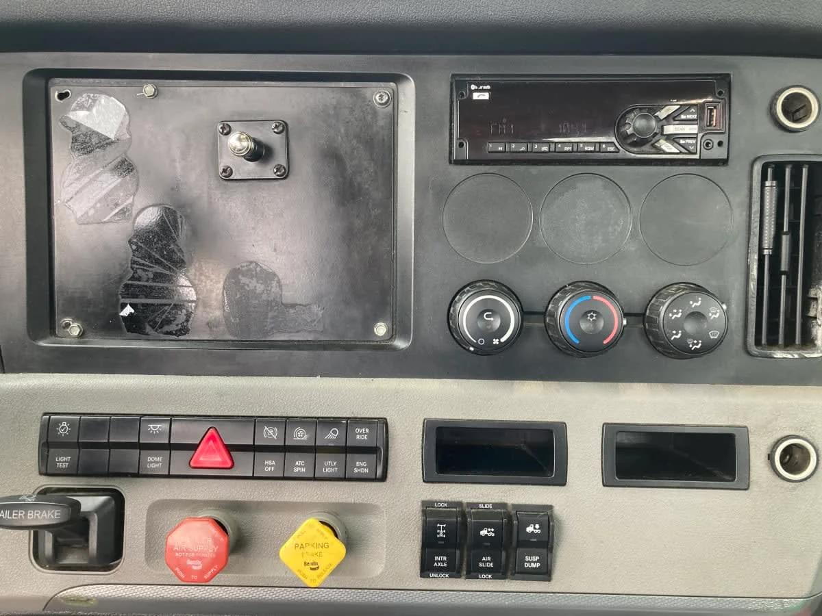 2019 Freightliner Cascadia in Springfield, MA — photo 12