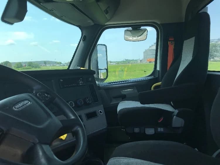 2020 Freightliner Cascadia in Evansville, IN — photo 10