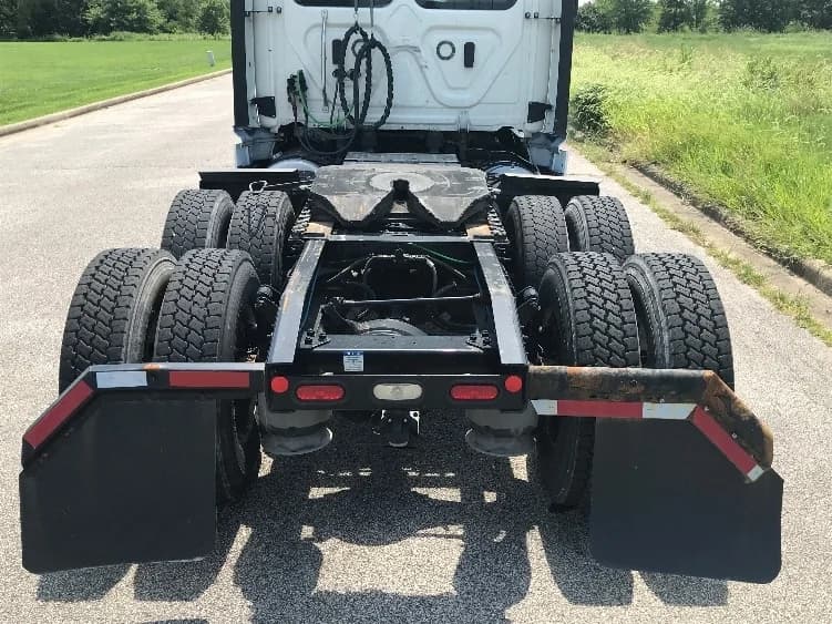 2020 Freightliner Cascadia in Evansville, IN — photo 6