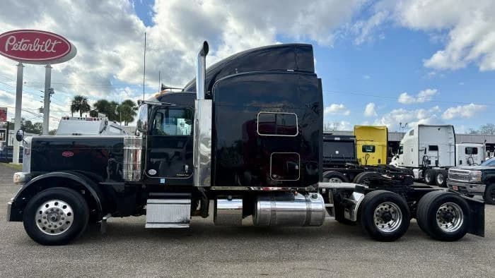 2022 Peterbilt 389 in Jacksonville, FL — photo 3