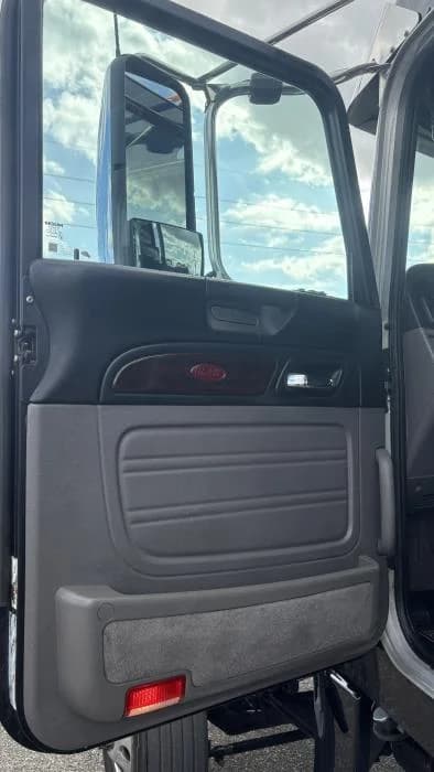 2022 Peterbilt 389 in Jacksonville, FL — photo 10