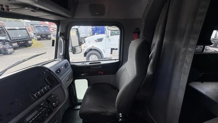 2022 Peterbilt 389 in Jacksonville, FL — photo 12