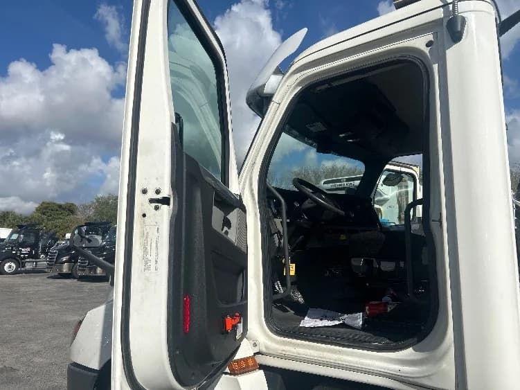 2019 Freightliner Cascadia in Medley, FL — photo 9