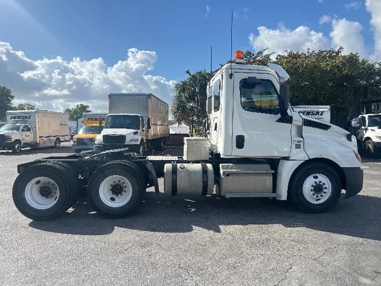 2019 Freightliner Cascadia in Medley, FL — photo 8