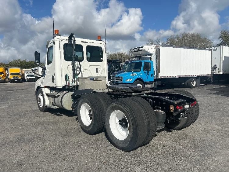 2019 Freightliner Cascadia in Medley, FL — photo 5