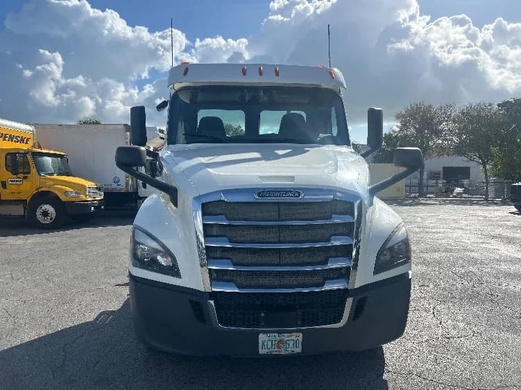 2019 Freightliner Cascadia in Medley, FL — photo 2