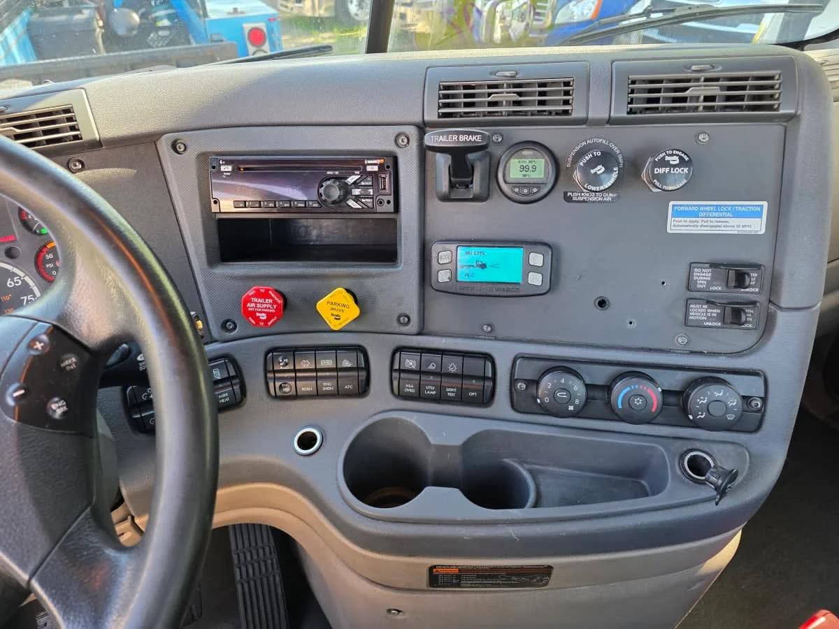 2019 Freightliner Cascadia in Bensalem, PA — photo 14