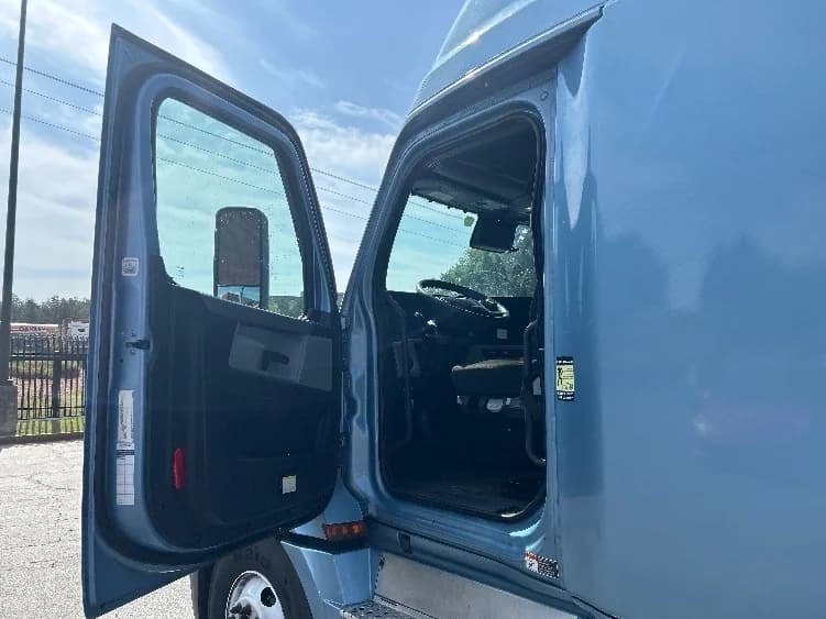 2022 Freightliner Cascadia in Duluth, GA — photo 9