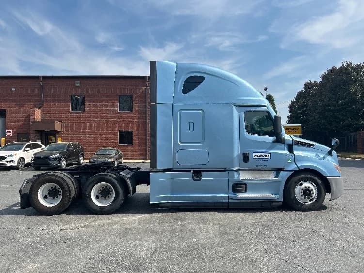 2022 Freightliner Cascadia in Duluth, GA — photo 8
