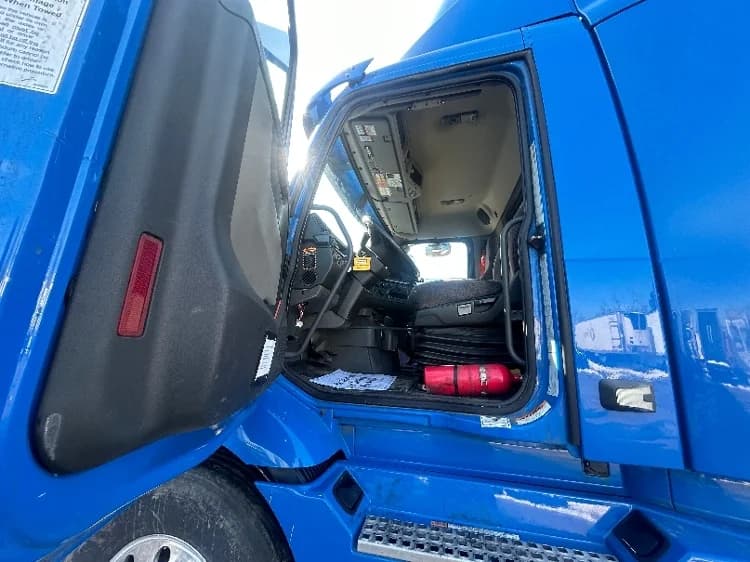2020 Volvo VNR 640 in Brooklyn Park, MN — photo 9