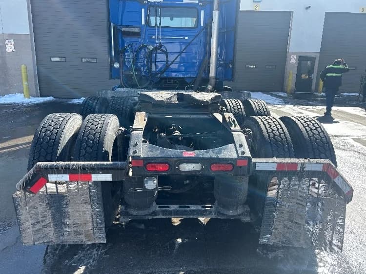 2020 Volvo VNR 640 in Brooklyn Park, MN — photo 6