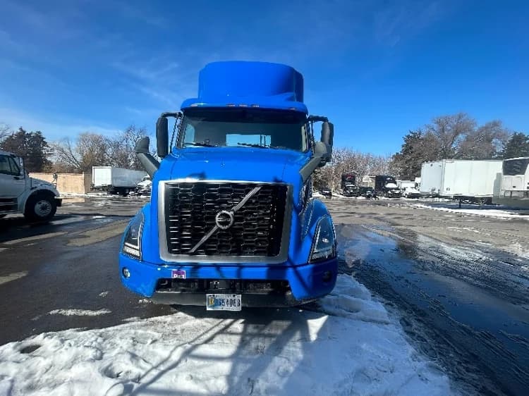 2020 Volvo VNR 640 in Brooklyn Park, MN — photo 2