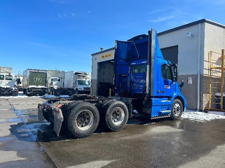 2020 Volvo VNR 640 in Brooklyn Park, MN — photo 7