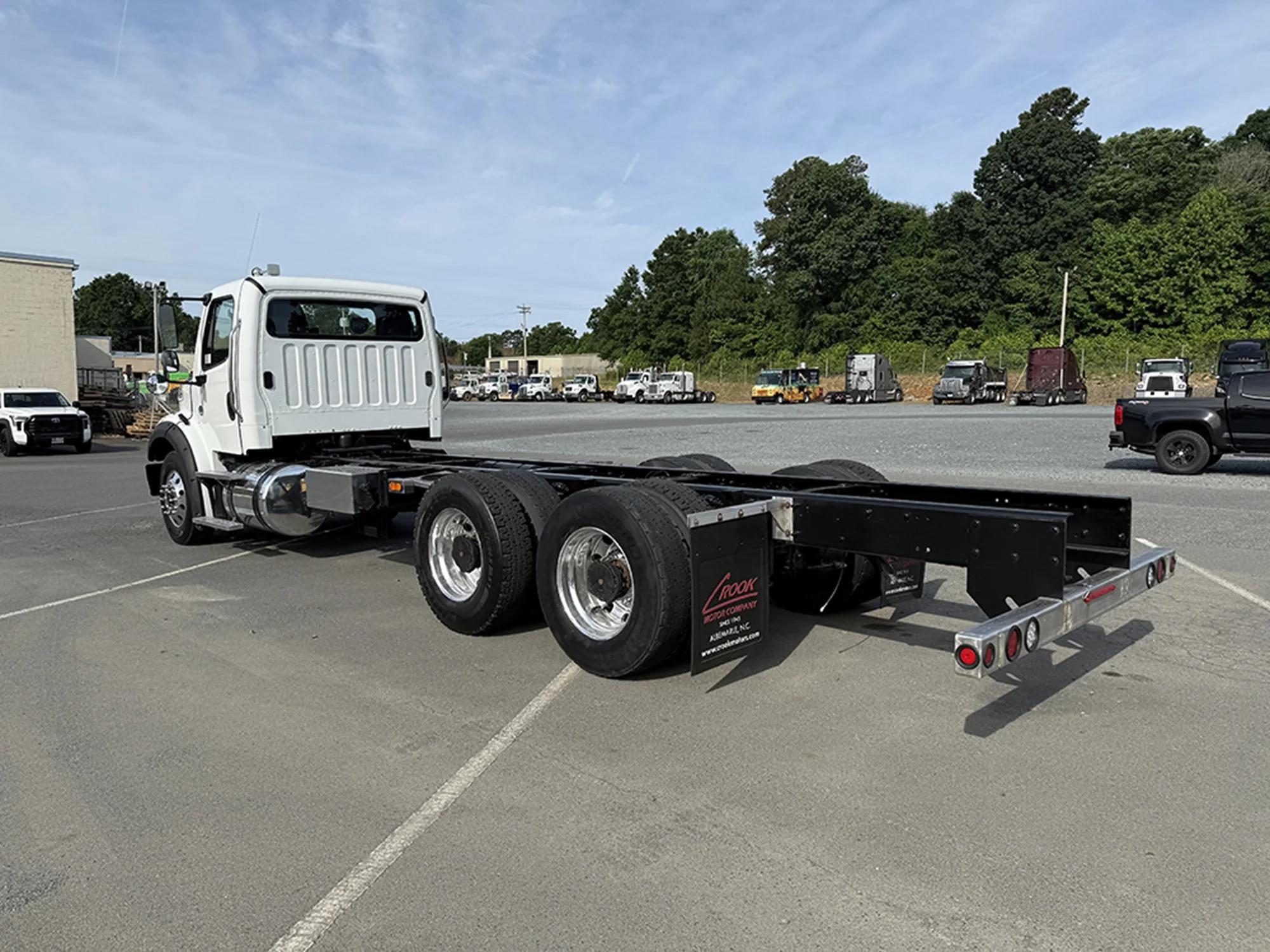 2019 Freightliner M2 106 — photo 6