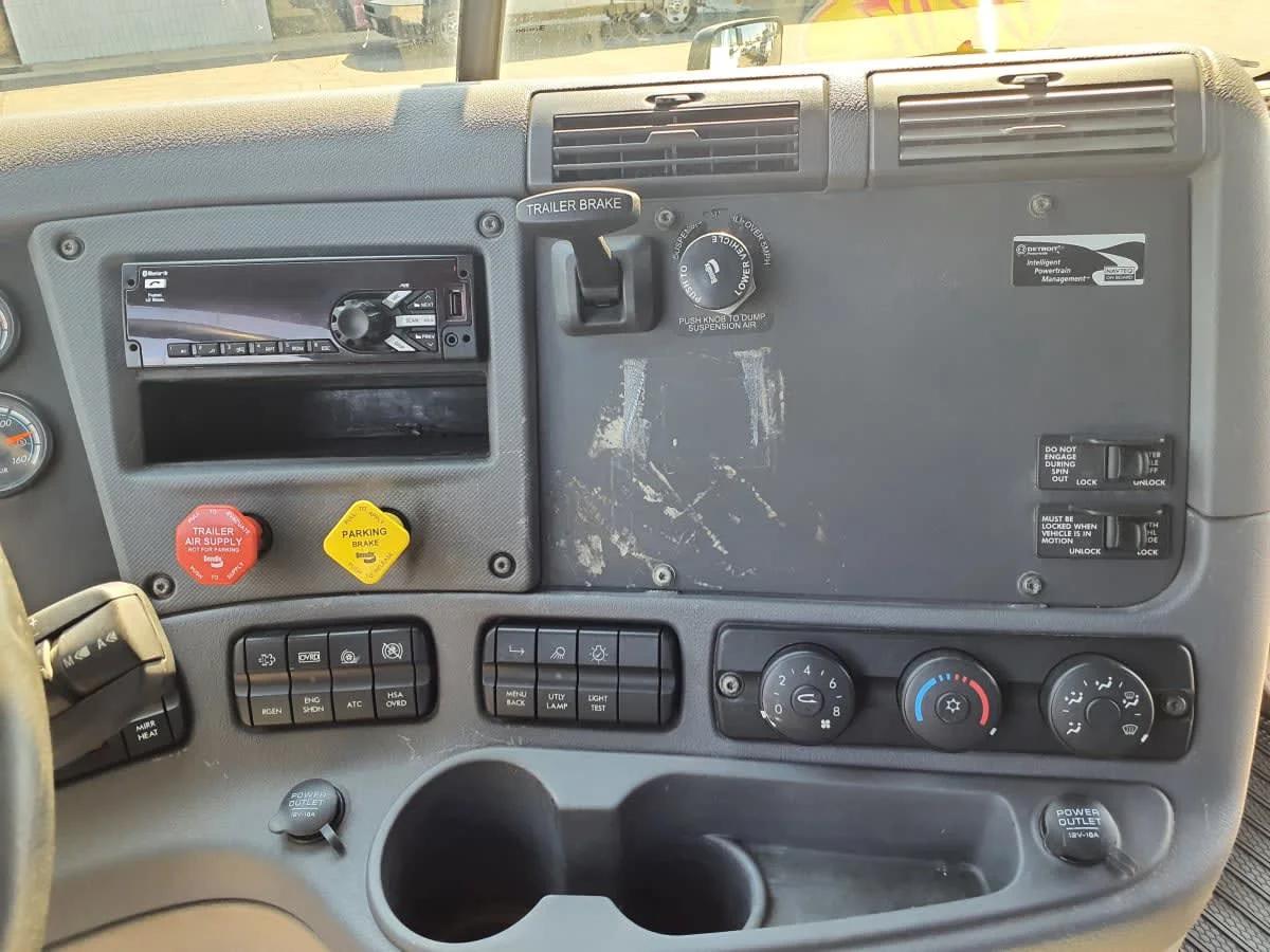 2020 Freightliner Cascadia in Oak Creek, WI — photo 10
