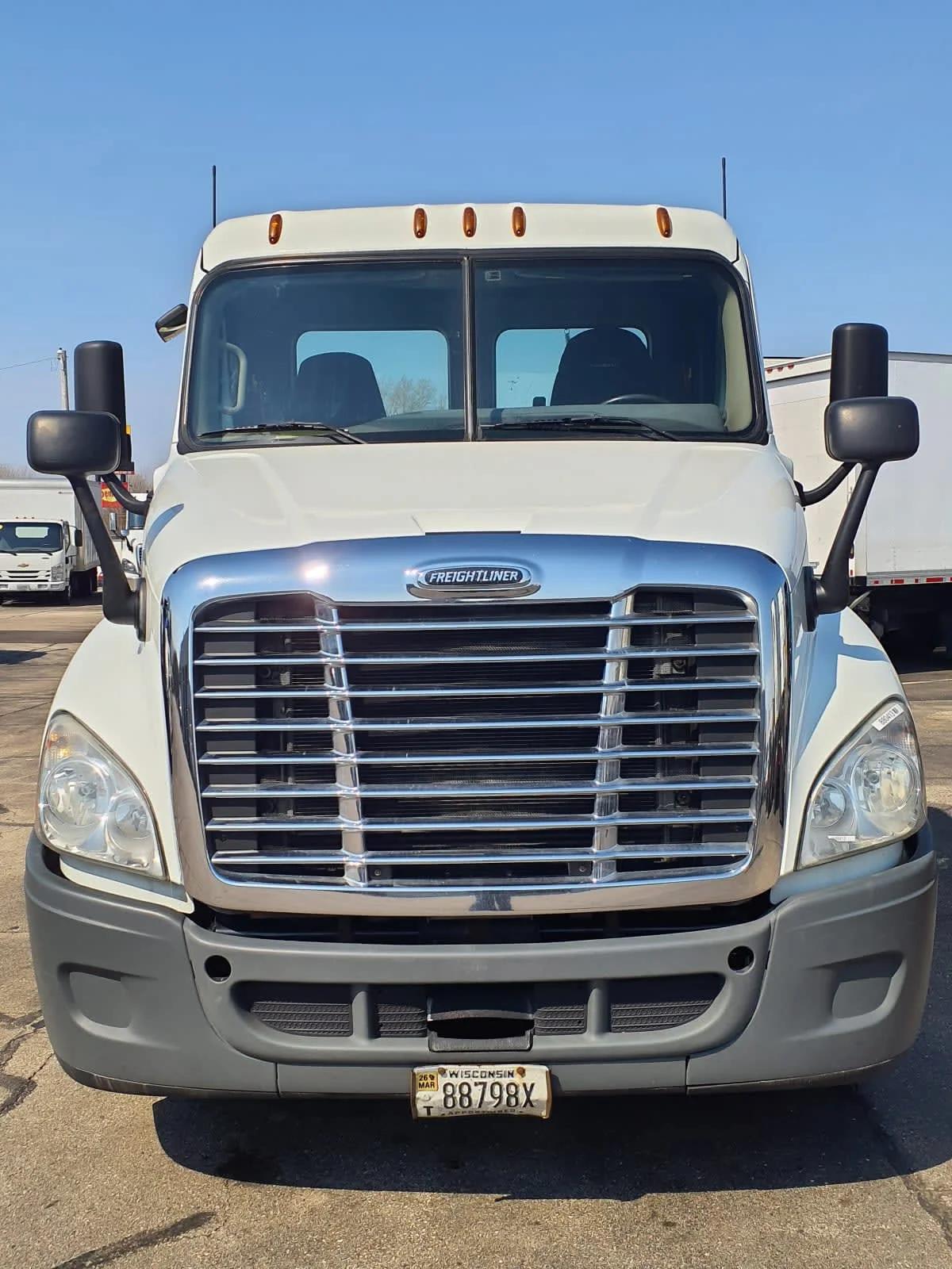 2020 Freightliner Cascadia in Oak Creek, WI — photo 2