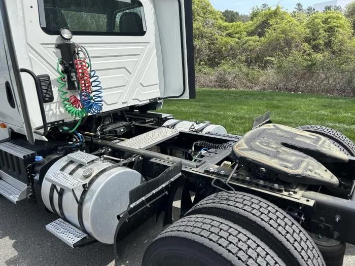 2025 International LT — photo 8