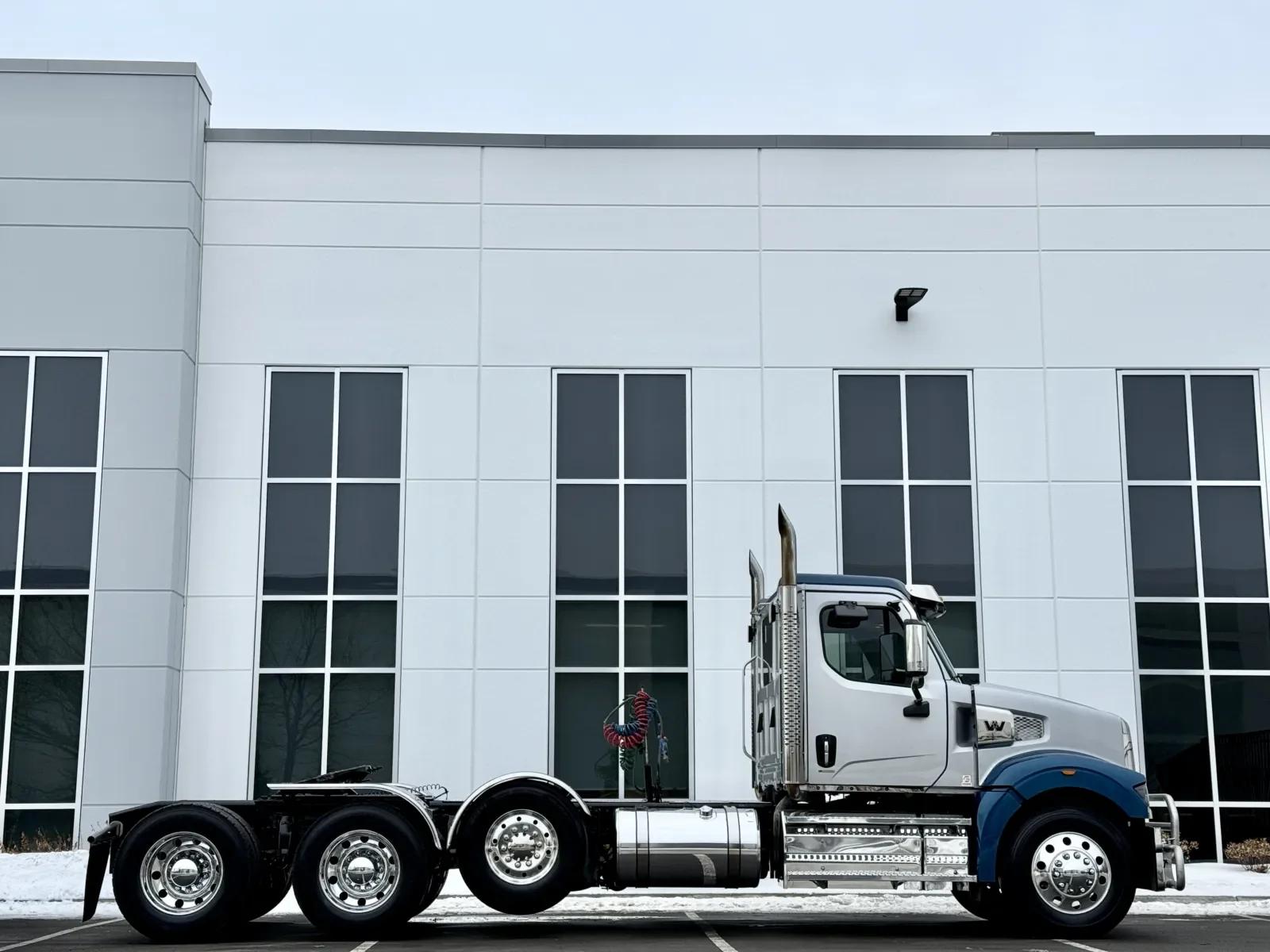 2024 Western Star 49X in New Lenox, IL — photo 3