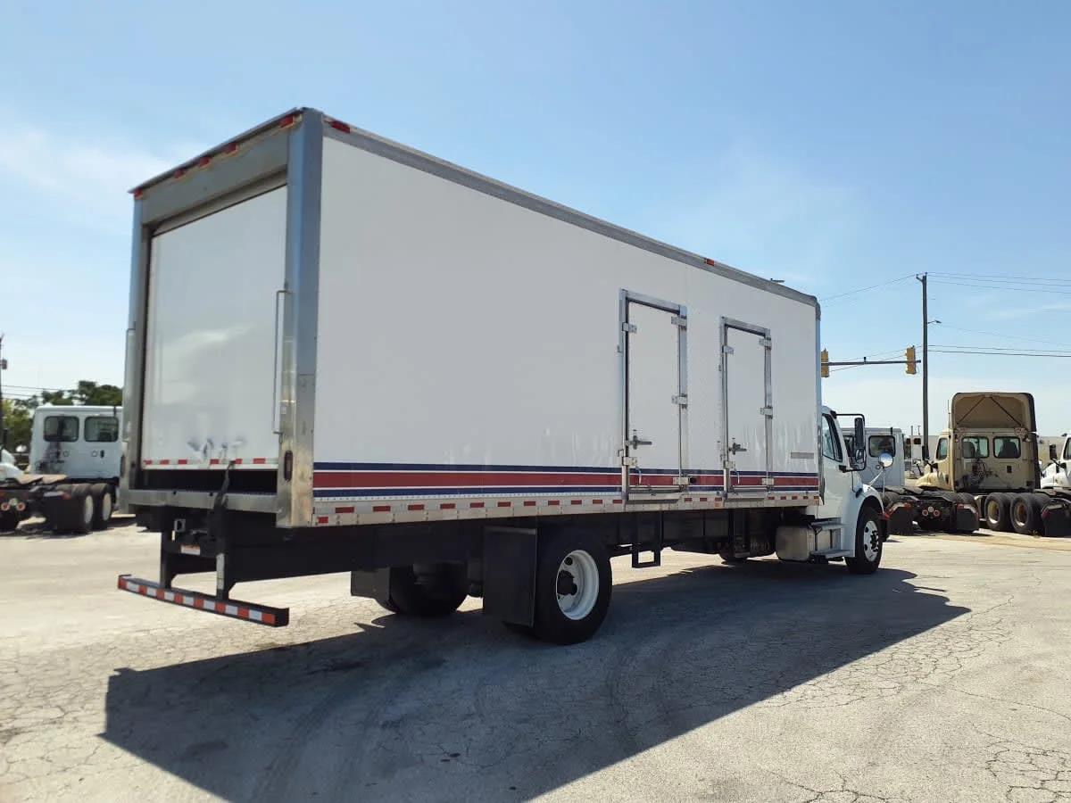 2019 Freightliner M2 106 in Fort Worth, TX — photo 4