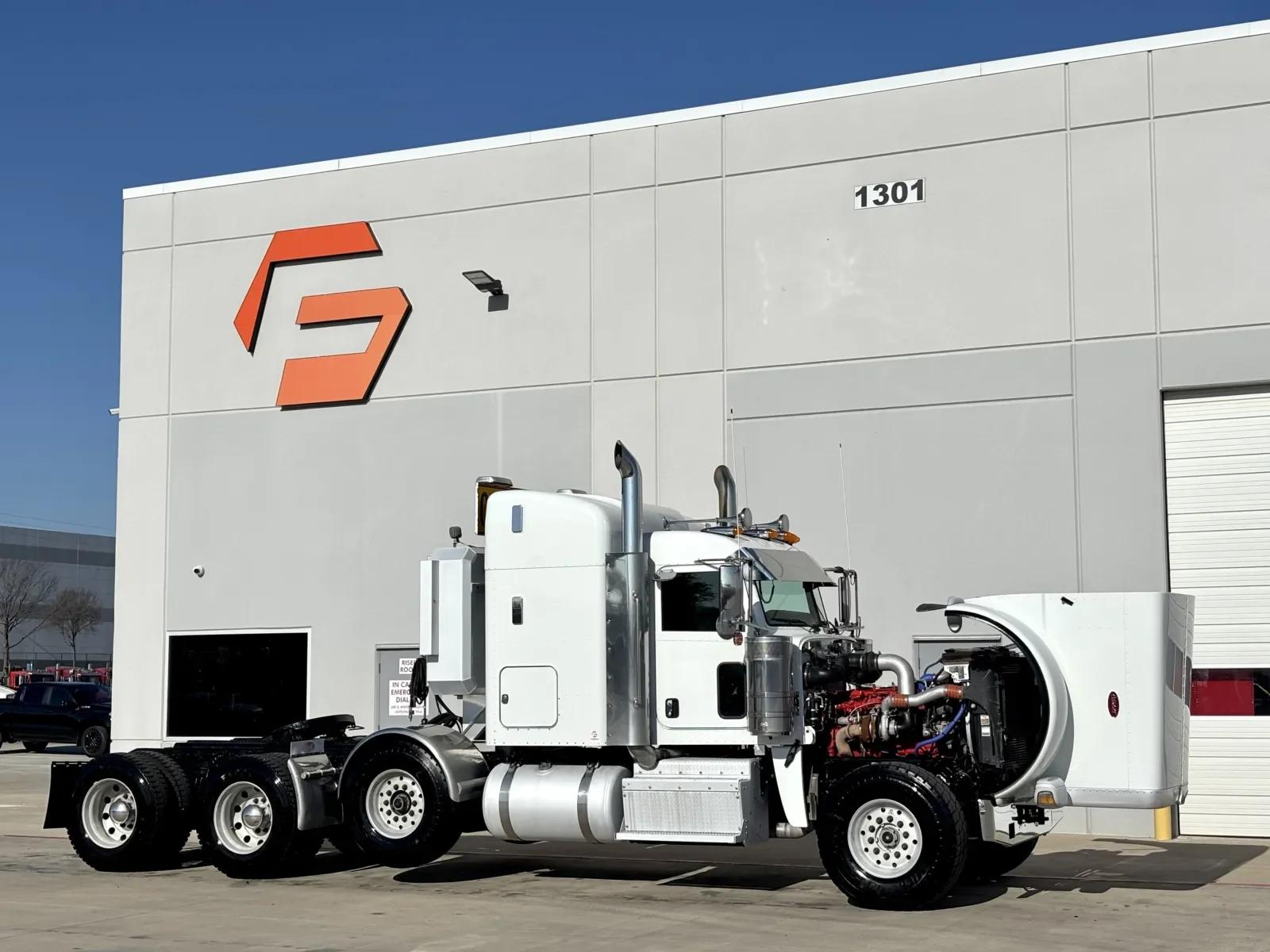 2017 Peterbilt 389 in Hutchins, TX — photo 9