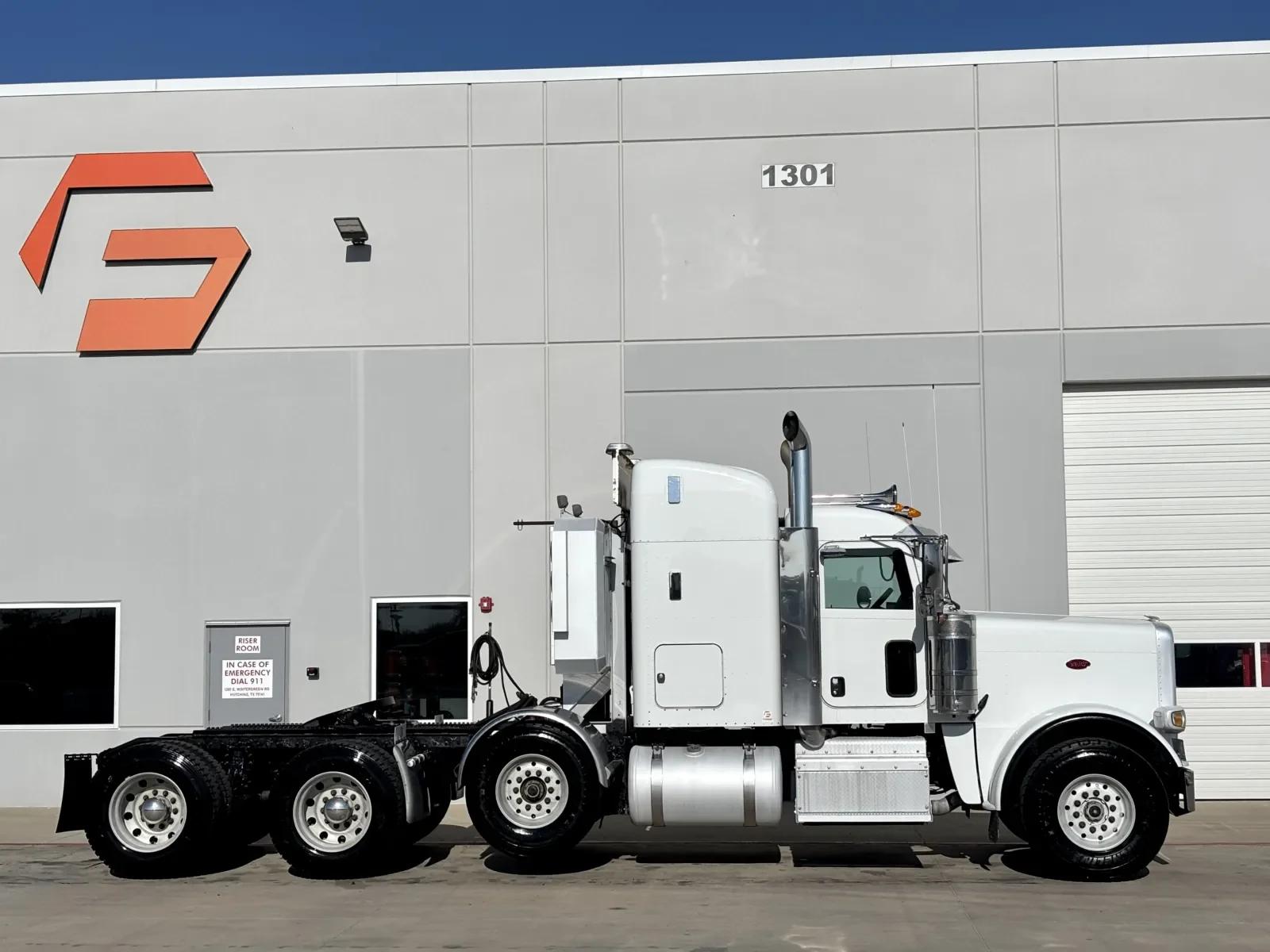 2017 Peterbilt 389 in Hutchins, TX — photo 3