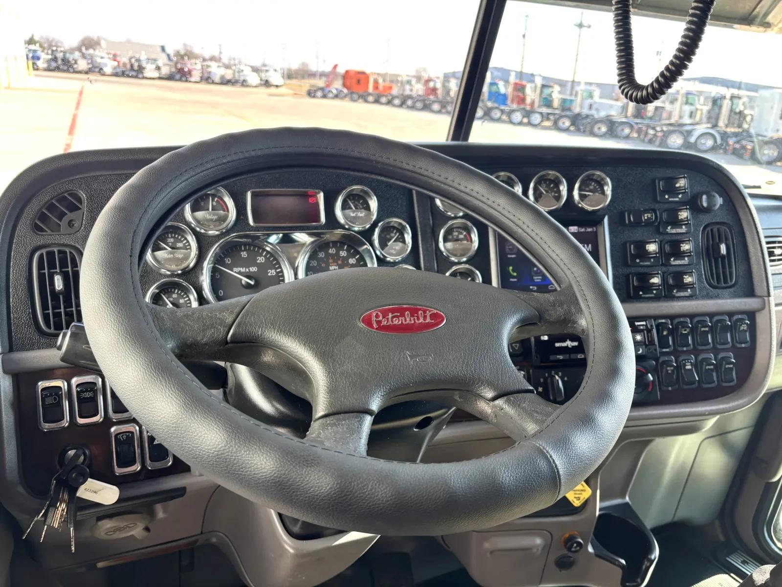 2017 Peterbilt 389 in Hutchins, TX — photo 16