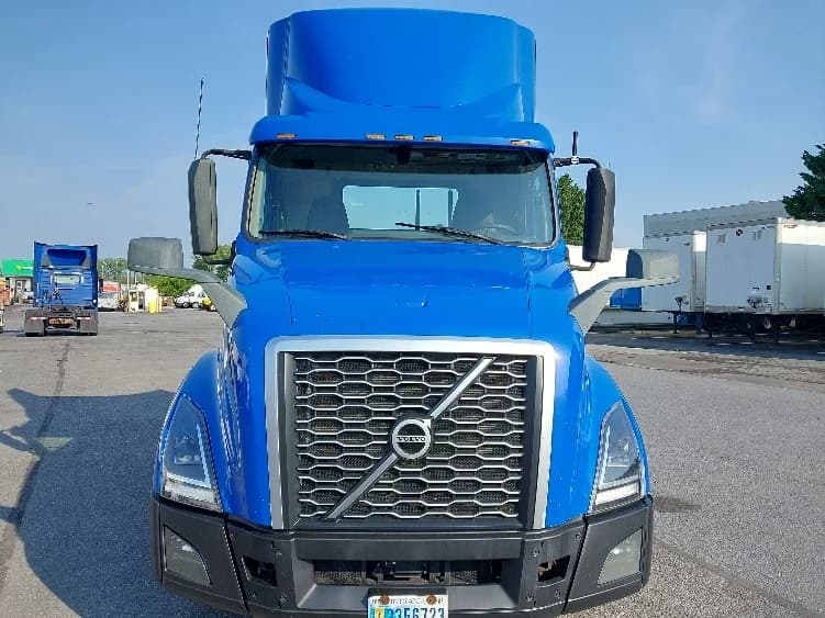 2019 Volvo VNL 300 in Harrisburg, PA — photo 2