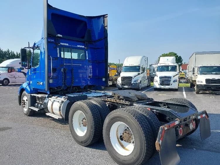 2019 Volvo VNL 300 in Harrisburg, PA — photo 5