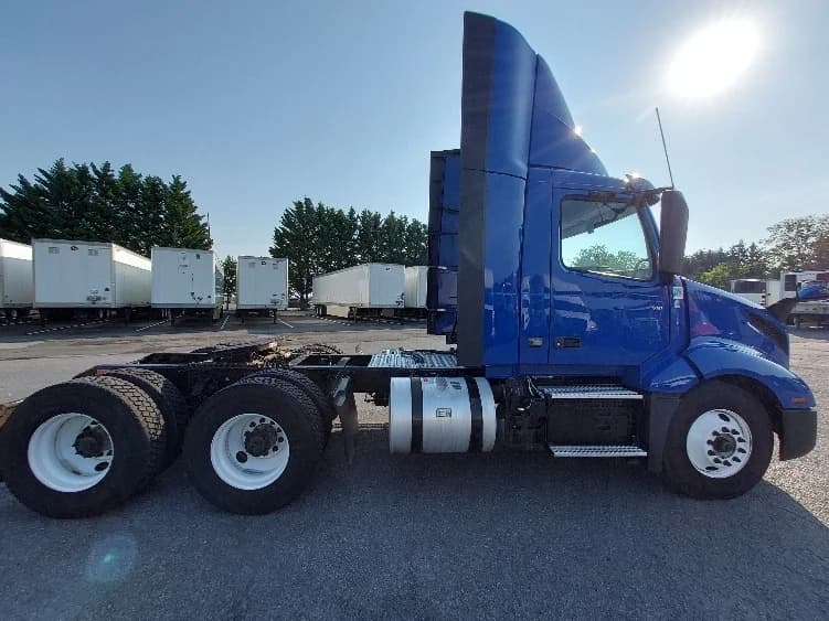 2019 Volvo VNL 300 in Harrisburg, PA — photo 8