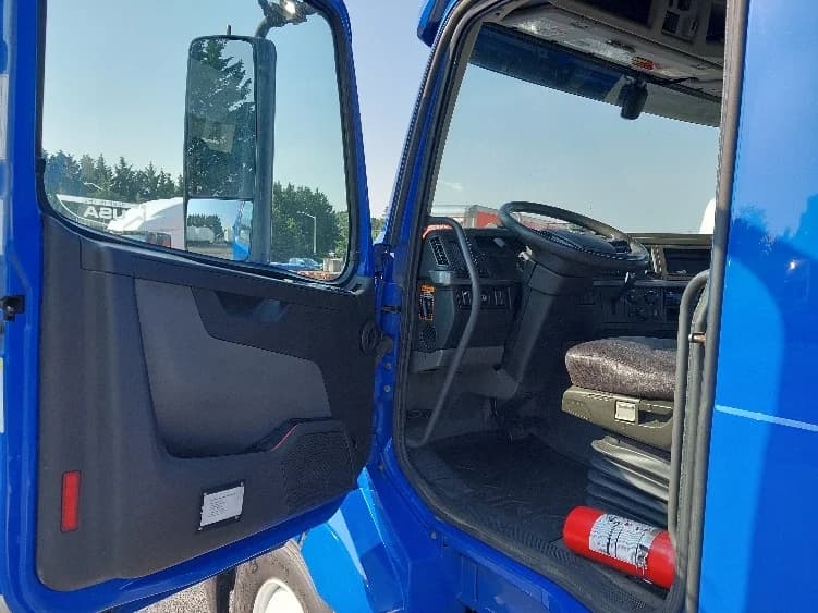 2019 Volvo VNL 300 in Harrisburg, PA — photo 9