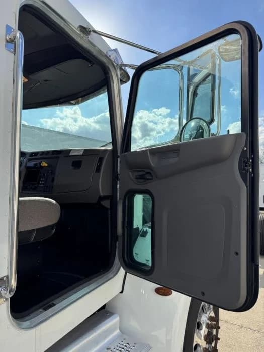 2020 Peterbilt 337 in Orlando, FL — photo 29