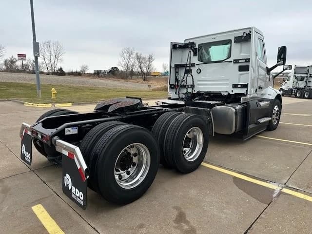 2025 Volvo VNL 300 — photo 3