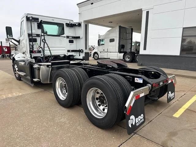 2025 Volvo VNL 300 — photo 4