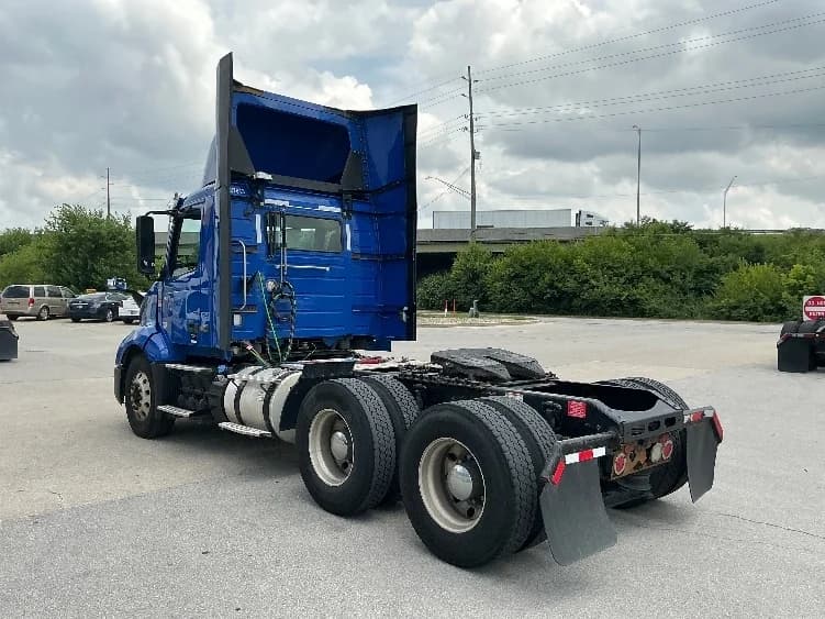 2019 Volvo VNL 300 in Indianapolis, IN — photo 5