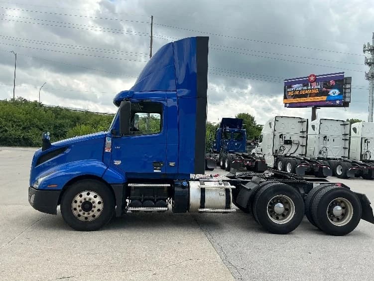 2019 Volvo VNL 300 in Indianapolis, IN — photo 4