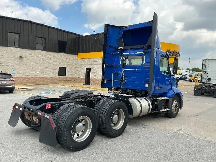 2019 Volvo VNL 300 in Indianapolis, IN — photo 7
