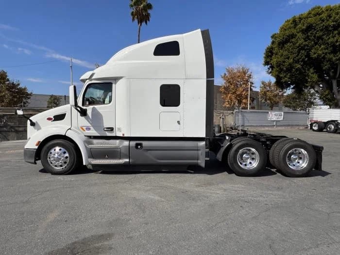 2021 Peterbilt 579 in Los Angeles, CA — photo 9