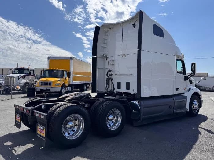 2021 Peterbilt 579 in Los Angeles, CA — photo 6