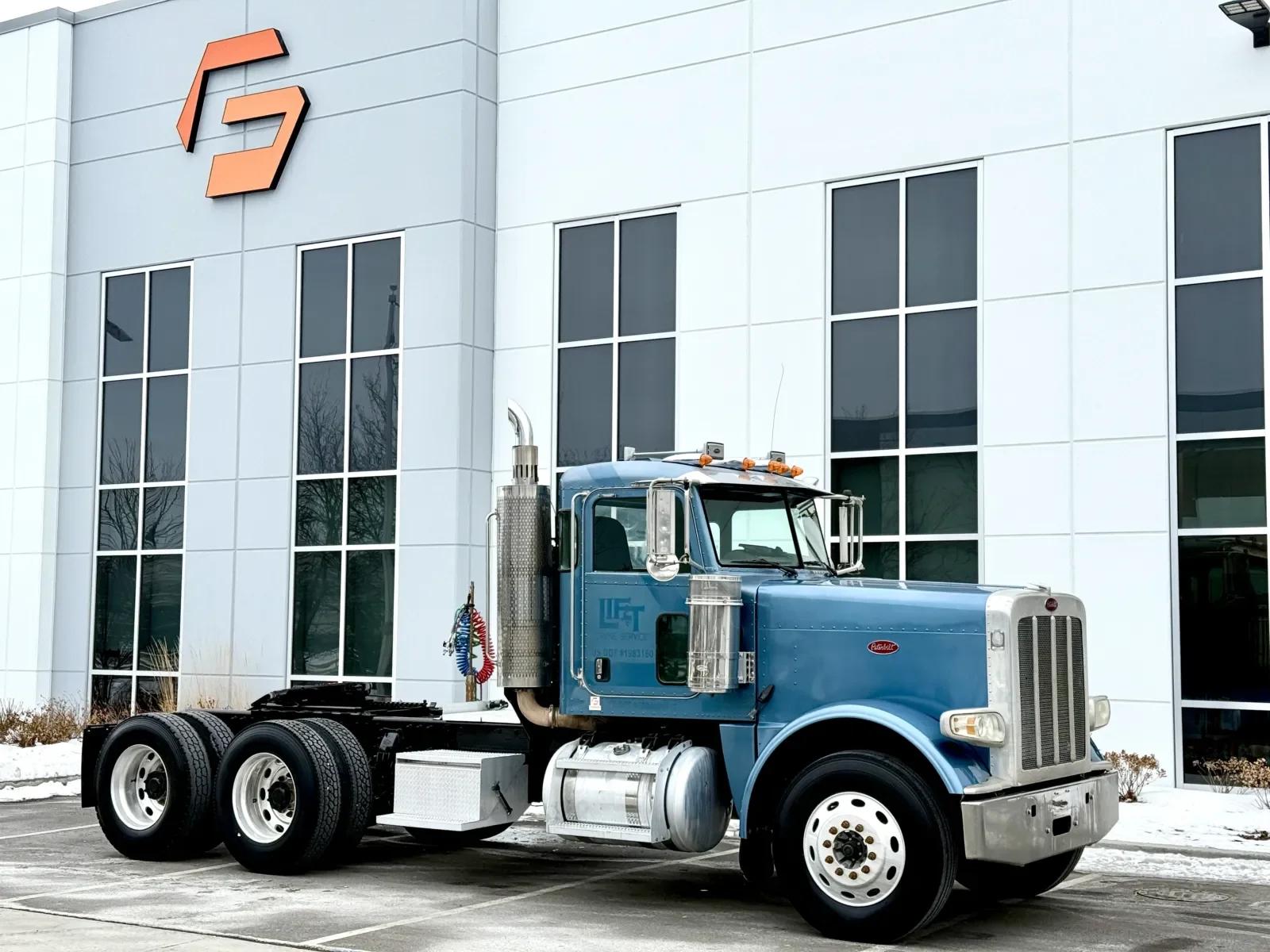 2009 Peterbilt 388 in New Lenox, IL — photo 2