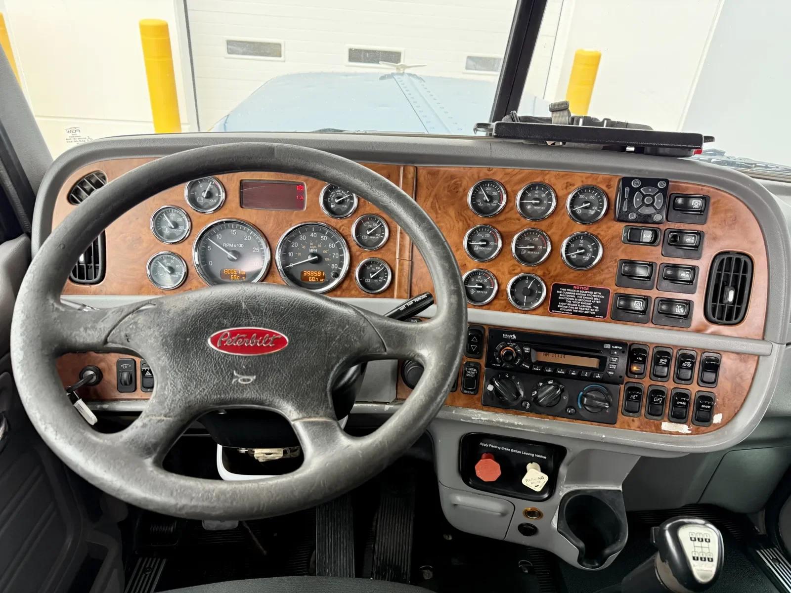 2009 Peterbilt 388 in New Lenox, IL — photo 16
