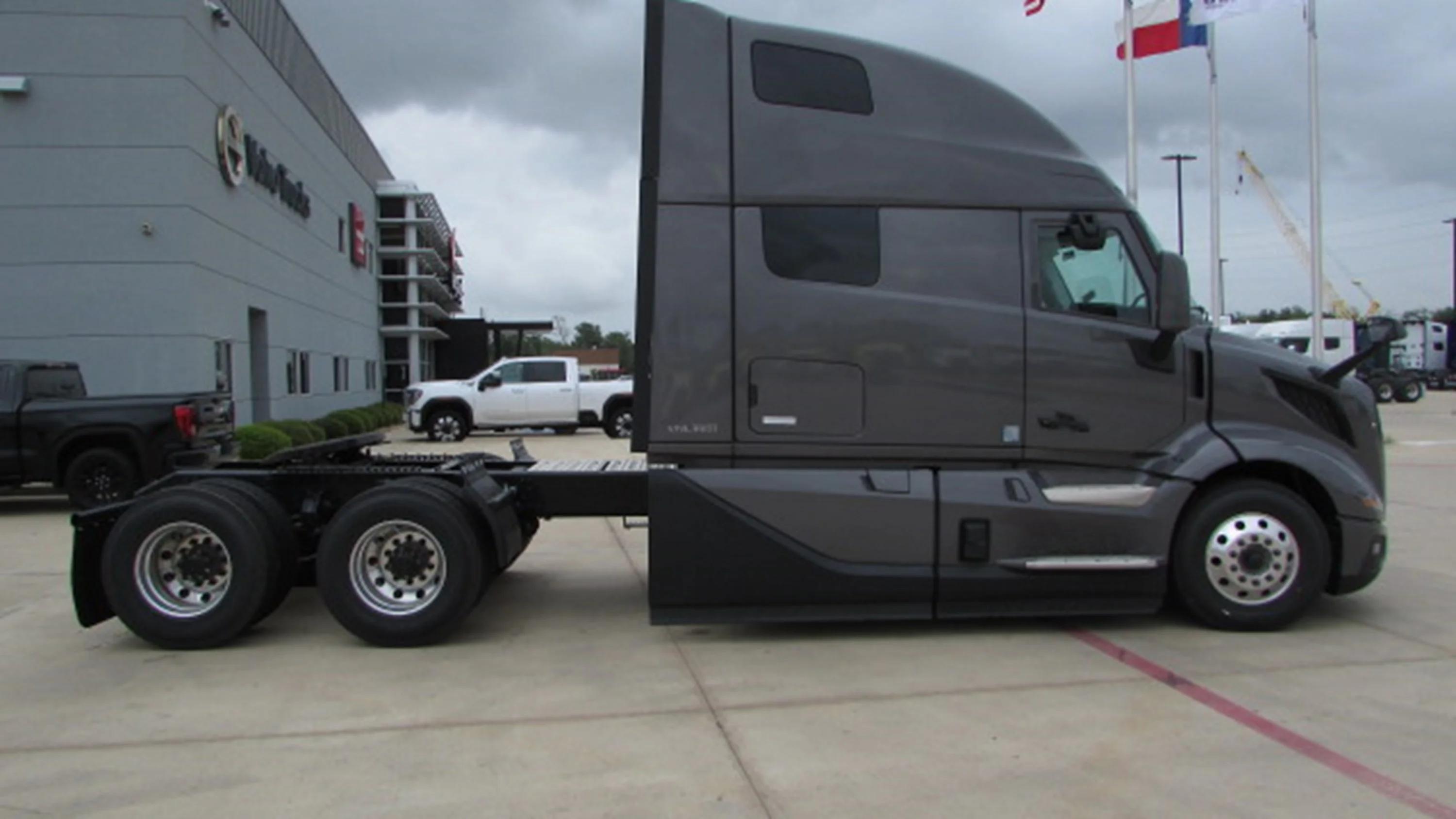 2026 Volvo VNL 860 in HOUSTON, TX — photo 3