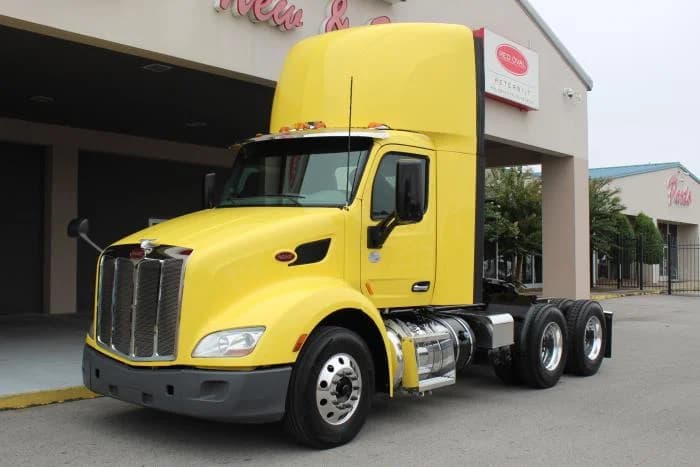 2021 Peterbilt 579 in Nashville, TN — photo 2