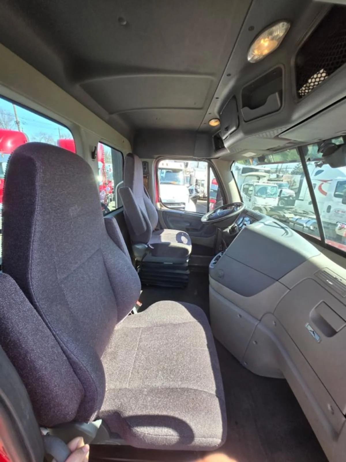 2019 Freightliner Cascadia in Kearny, NJ — photo 11