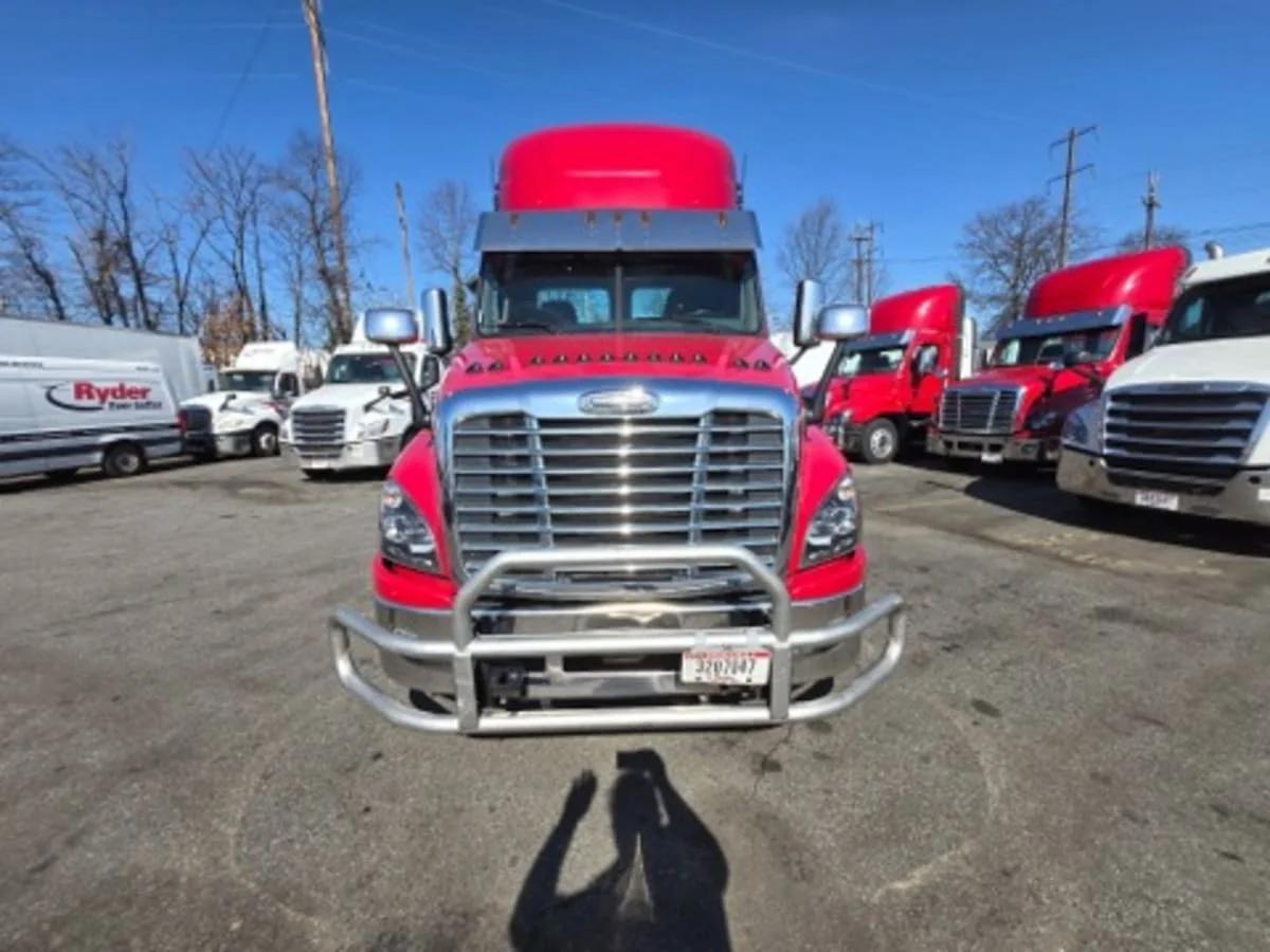 2019 Freightliner Cascadia in Kearny, NJ — photo 2