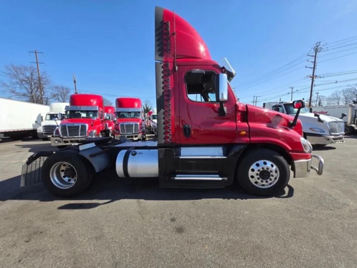 2019 Freightliner Cascadia in Kearny, NJ — photo 10