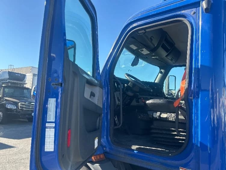 2019 Freightliner Cascadia in Torrance, CA — photo 9
