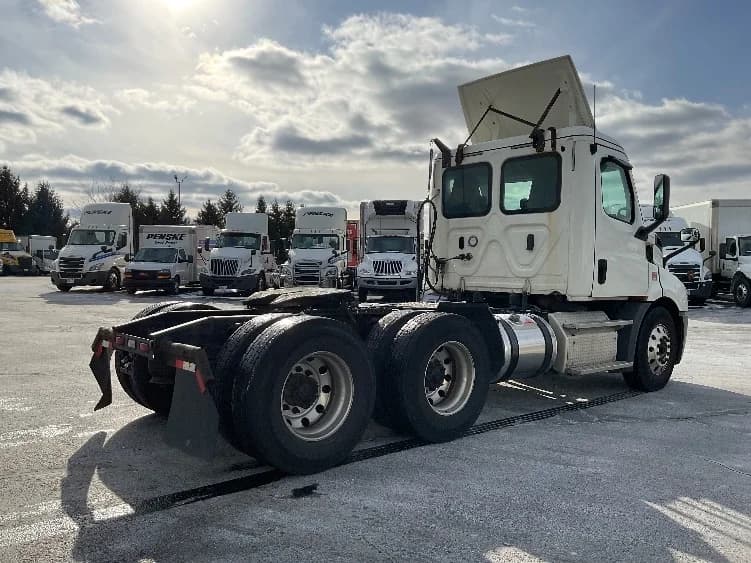 2019 Freightliner Cascadia in Perrysburg, OH — photo 7