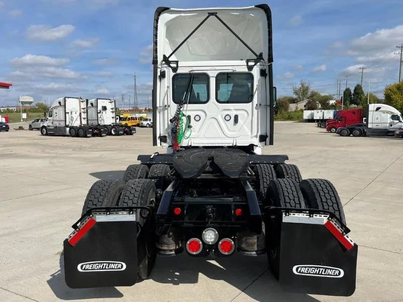 2027 Freightliner Cascadia in Cincinnati, OH — photo 3