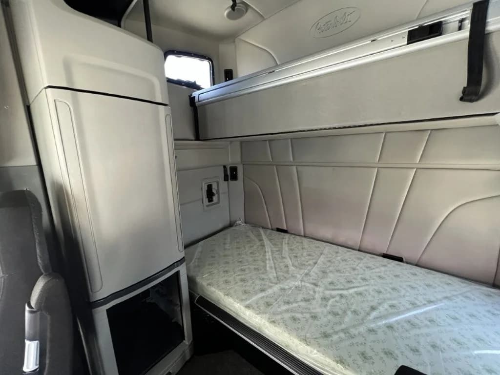 2022 Peterbilt 579 in Springfield, MO — photo 9