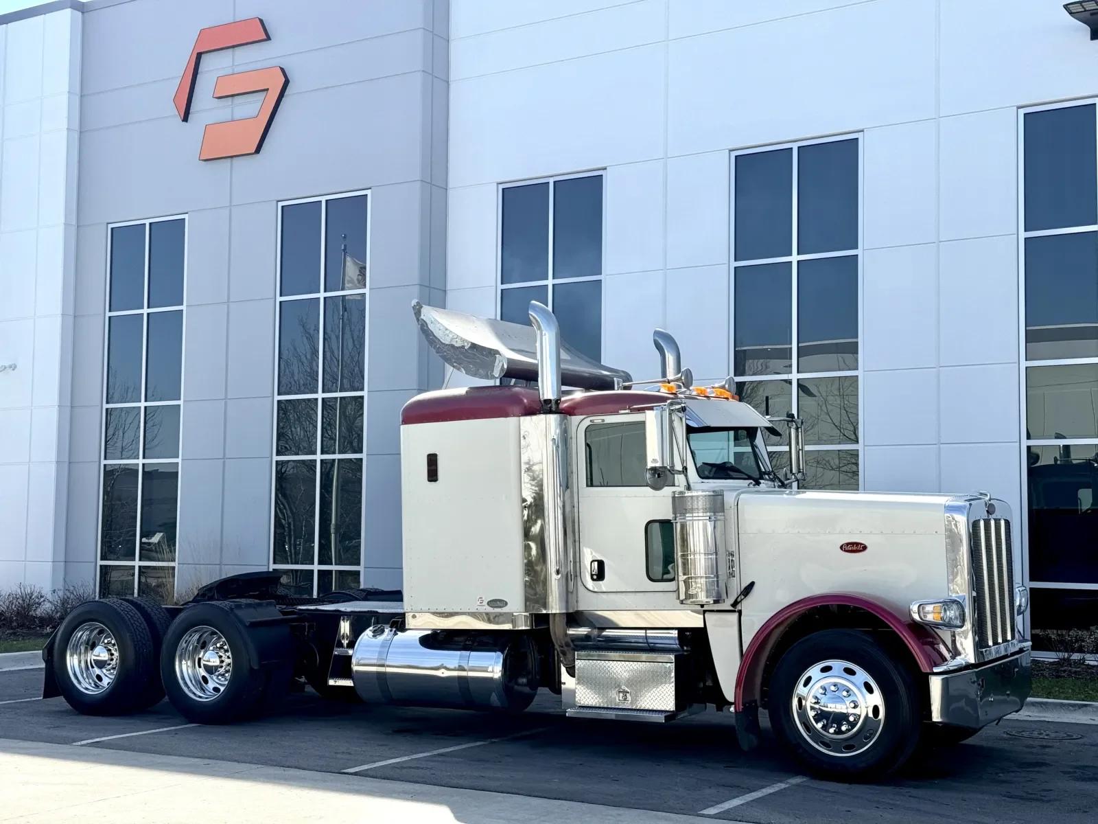 2008 Peterbilt 388 in New Lenox, IL — photo 2